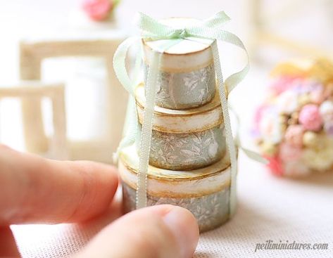 Beautiful set of 3 little round Victorian hat boxes Miniature Hats, Miniature Decor, Tree Removal Service, Dollhouse Tutorials, Barbie Food, Dollhouse Miniature Tutorials, Reborn Toddler Dolls, Mini Stuff, Miniature Accessories