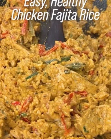 Clean Eat Feed on Instagram: "Easy, Healthy Chicken Fajita Rice by @raziyyz in 20 minutes! Packed with protein, great to meal prep, and SO quick to make.👇🏼 - • 300g chicken breast (sliced into pieces) • 1 medium red bell pepper, sliced • 1 medium green bell pepper, sliced • 1 small red onion, sliced • Squeeze of 1 lime • 1 tsp salt, pepper, paprika, chili powder and garlic powder • 1 tsp olive oil • 1 & 1/2 cup cooked rice (approx. 0.5 uncooked) • 1/3 cup fat free greek yogurt OR fat free sour cream (add more or less for how creamy you want it) • 1 tbsp any hot sauce • 1/3 cup light mozzarella cheese - Notes: • This is the perfect recipe to make in a large batch and meal prep for the week. If you do this, save the sauce and add it in once you are serving. • when adding in the sour cream/ Fajita Rice Recipe, Chicken Fajita Rice, Fajita Rice, Salmon Recipes Oven, Easy Healthy Chicken, Green Bell Pepper, High Protein Low Calorie, Chicken Fajita, Cooked Rice