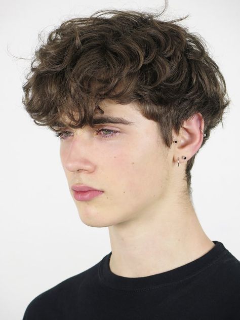 90s Male Haircut, Transmasculine Haircut, Curly Men Hair, Cortes De Cabello Corto Hombre, Pixie Cut Men, Hair Styles Boy, Hairstyles For Short Hair Men, Cute Trendy Hairstyles, Curly Hairstyles Men