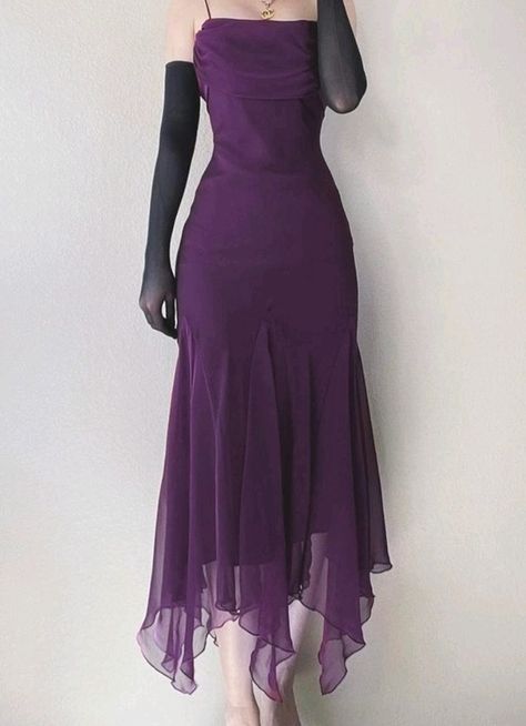 Dark Purple Dress Outfit, Purple Dress Aesthetic Vintage, Bridesmaid Dresses Dark Purple, Prom Dresses Purple Dark, Dark Purole Prom Dress, Dsrk Purple Dress, Dark Purple Dress Aesthetic, Dark Purple Dress Formal, Dark Purple Dress