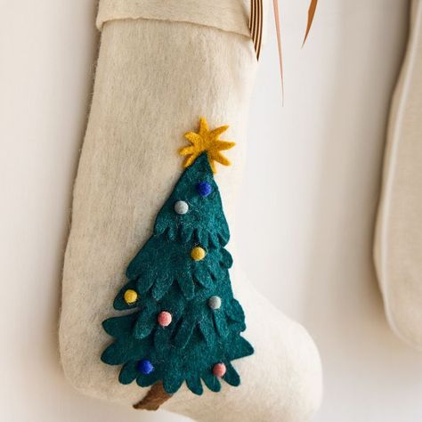 Xmas Stockings Ideas, Christmas Tree Felt, Diy Felt Christmas Ornaments, Embroidered Stockings, Decorated Stockings, Felt Christmas Stockings, Christmas Crafty, Stocking Designs, Christmas Stockings Diy