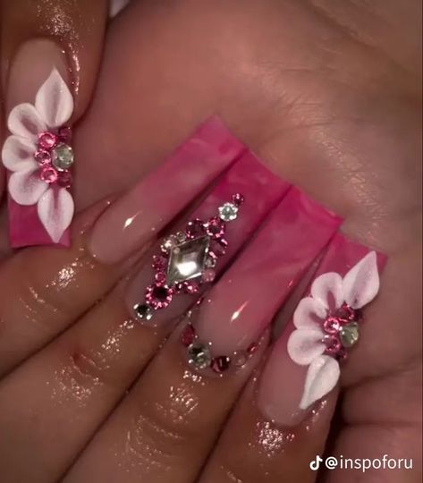 Ombre Acrylic Nails With 3d Flower, Pink Rose Acrylic Nails, Fuchsia Acrylic Nails, Pink Long Nails With Gems, Fuchsia Nails Ideas, Birthday Set Nails Medium, Fuchsia Nails Acrylic, Hot Pink Quince Nails, Buchi Fresa Nails