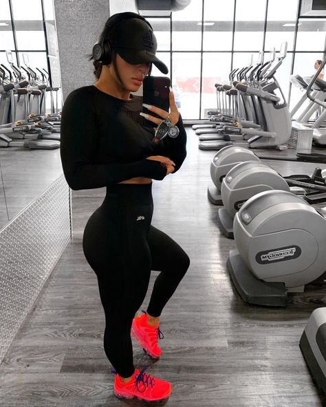 سايه شريلو🌹 on Instagram: “Quads 👀 friday gym sesh in my new @beaybl full black motion set🔥 current fav” Baddie Gym Outfit, Nike Gym Outfit, Fitness Resolutions, High Waist Sports Leggings, Gym Pictures, Air Vapormax Plus, Nike Air Vapormax Plus, Cute Workout Outfits, Gym Fits