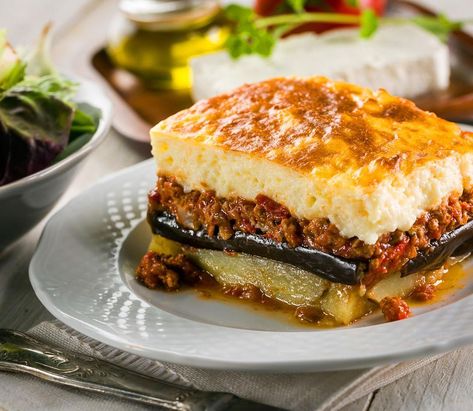 Famous Greek mousaka!! #traditionalfood #mousaka #eatlikeagreek #aubergines #bechamel #fetacheese #greekproducts .......#theodosisgeorgiadis #foodphotography #foodstyling by @stauroula #propstyling #foodstagram #food #deliciousfood #greece #packaging #foodforyoureyes #photographer#Darkfoodphotography #foodart #foodphotographer #foodstylist #propstylist #greekfoodphotographer #greekphotographer #wannacapturethetaste? #canongreece #canoneurope #broncolor Moussaka Recept, 3 Ingredient Dinners, Split Pea Soup Recipe, Beef Sauce, Cottage Pie, Mediterranean Dishes, Sauce Tomate, Shepherds Pie, Sweet Onion