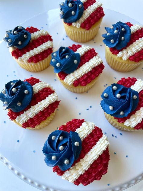 July 4th Food Desserts, July 4th Desserts, July 4th Food, 4th Desserts, Patriotic Cake, Fourth Of July Cakes, Cupcake Decorating Tips, Patriotic Desserts, 4th Of July Cake