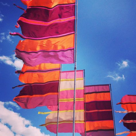 Pink/orange/burgundy colourway of my Triple Gem festival flag set in the sunshine. Liz Cooke Flags Wind Flag, Festival Flags, Spring Theme Party, Festival Inspo, Festival Theme, Glastonbury Festival, Restaurant Concept, Outdoor Flags, Kites