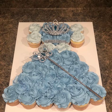 Cinderella cupcake cake ! Princess cupcake cake! Cinderella Pull Apart Cupcakes, Diy Cinderella Cake, Princess Birthday Cupcake Cake, Cinderella Smash Cake First Birthdays, Cinderella One Year Old Party, Diy Cinderella Birthday Party Ideas, Cinderella Birthday Party Decorations Diy, Cinderella Two Year Old Party, Cinderella Cakes Ideas Girl Birthday