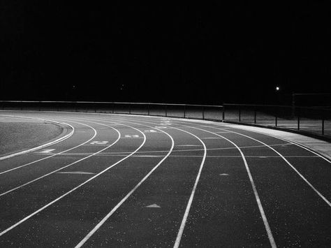 Black And White Sports Aesthetic, Black And White Sports Photography, Track Runner Aesthetic, Fitness Backgrounds, Running Pictures, Photo Black White, Track Runners, Track Pictures, Advanced Typography