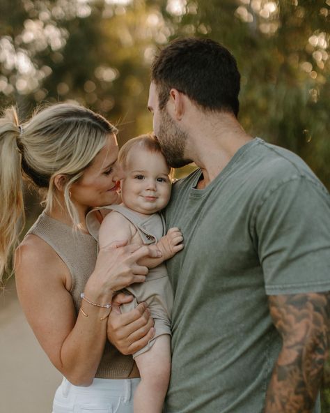 The smirk on this baby boy…I can’t take the cuteness. Also obsessed with this whole family, their outfits, and this location which is totally sleeper hit with gorgeous light that is quickly becoming a favorite. Who’s next?? #oceansidefamilyphotographer #sandiegofamilyphotographer #lajollafamilyphotographer #temeculafamilyphotographer #sanclementefamilyphotographer Baby And Parents Photography, Family Pics With Baby, Family Photos With Baby And Toddler, Dad And Baby Pictures, Parents Photoshoot, Card Poses, Parents Photography, Fam Photos, Fam Pics