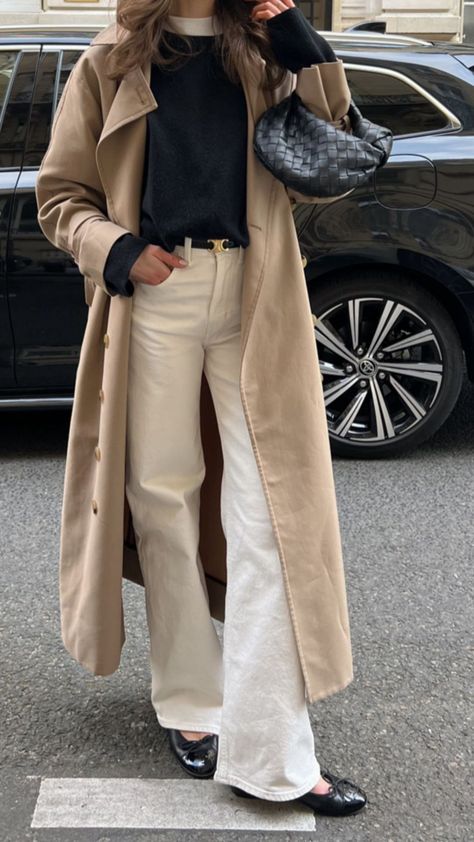 Tan Overcoat Outfits Women, Long Cream Jacket Outfit, Aesthetic Trench Coat Outfit, Ecru Coat Outfit, 2024 Old Money Style, Beige Jeans Outfit Fall, Rainy London Outfit, Trench Coat Work Outfit, Outfits For Italy In October