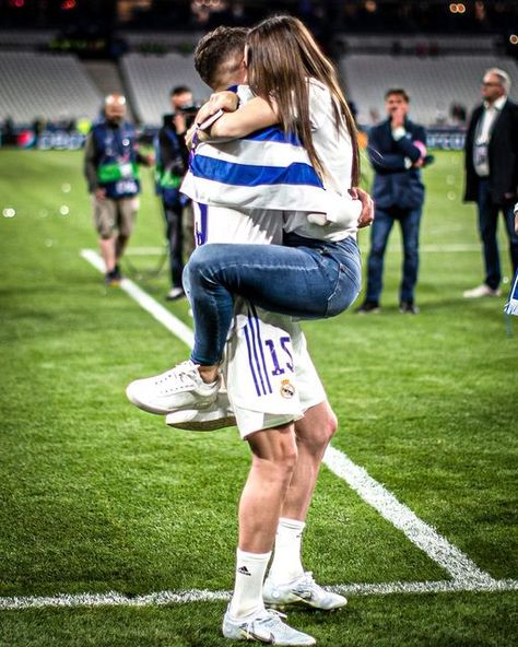 Mina Bonino on Instagram: "Si los amo más, exploto 🤍" Soccer Couples, Football Couples, Football Wags, Real Madrid Wallpapers, Real Madrid Football, Madrid Wallpaper, Best Club, Selfie Ideas Instagram, June 1