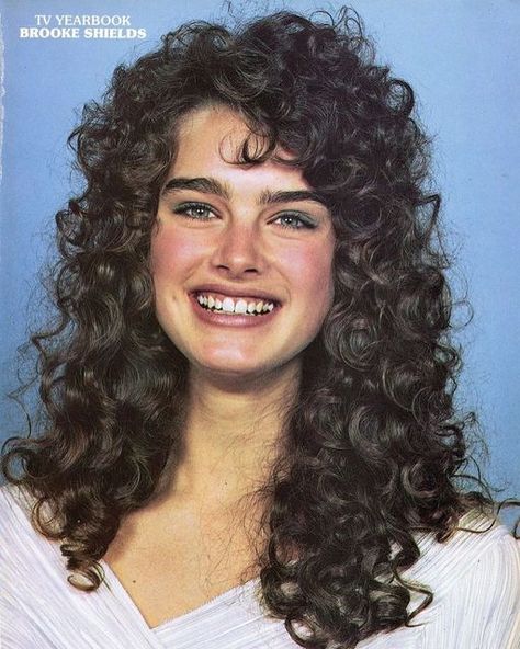 Brooke Shields Eyebrows, 80s Curly Hair, 80s Haircuts, Brooke Shields Young, 80s Girl, African Print Maxi Skirt, 80s Hair, Brooke Shields, Haircuts Straight Hair