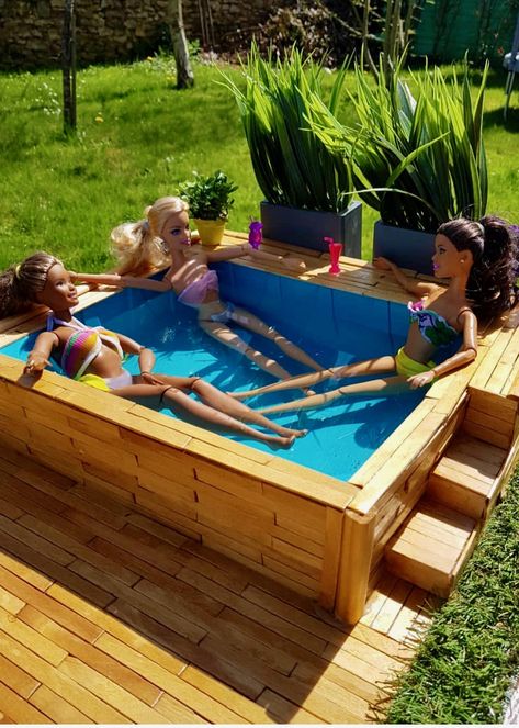 Barbie Town Diy, Diy Barbie Pool, Diy Doll Pool, Barbie Garage, Barbie House Furniture, Barbie Things, Diy Barbie House, Accessoires Barbie, Modern Dollhouse Furniture