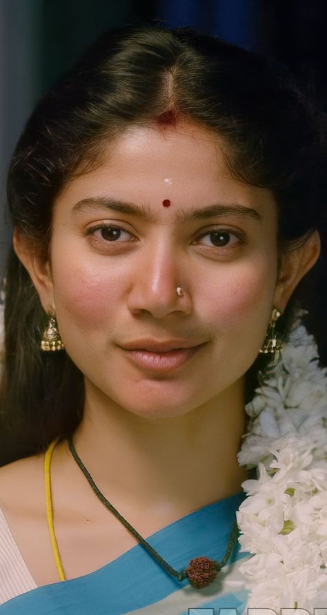 Sai Pallavi Hot Lips, Sai Pallavi Hd Images, Indian Dresses For Women, Saree Hairstyles, Nicki Minaj Pictures, Sai Pallavi, Indian Natural Beauty, Amala Paul, Romantic Movie Quotes