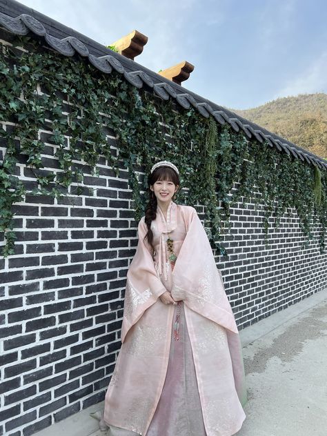 Korean Traditional Dress Royal, Korean Hanbok Princesses, Hanbok Aesthetic, Hanbok Wedding Dress, Hanbok Wedding, Korean Wedding Dress, Korean Princess, Hanbok Traditional, Traditional Asian Dress