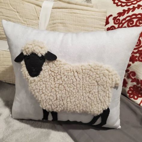 Easter Cushions, Sheep Pillow, Traditional Quilt Patterns, Embroidery Workshop, Applique Cushions, Sheep Crafts, Crochet Sheep, Diy Pillow Covers, Shabby Chic Pillows