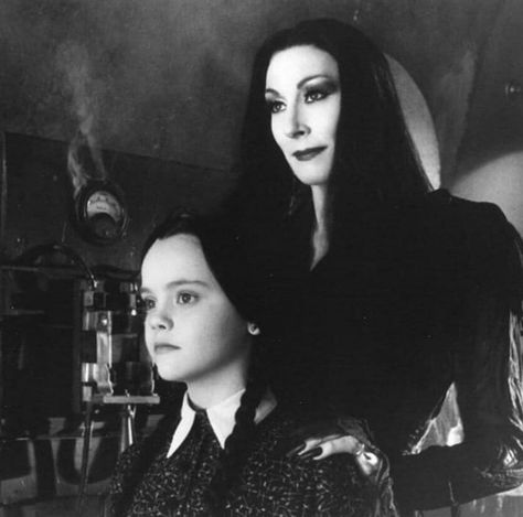 Wednesday And Morticia, The Addams Family Aesthetic, Morticia And Wednesday, The Addams Family Movie, The Addams Family Wednesday, Addams Familie, Gomez And Morticia, Halloween Wallpaper Iphone Backgrounds, Addams Family Wednesday