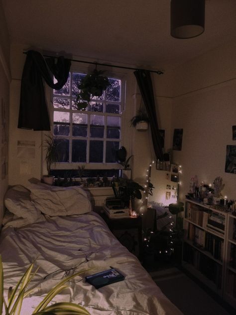 Retro, 70s, vintage, cosy small bedroom Small Room Dark Aesthetic, Chill Small Bedroom, Small Bedroom Ideas Dark Academia, Small Bedroom Esthetic, Very Small Bedroom Ideas Aesthetic, Smaller Room Ideas, 7x7 Bedroom Layout, Dark Academia Bedroom Ideas For Small Rooms, Small Room Ideas Aesthetic Vintage Dark