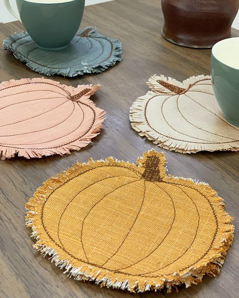 Fall Aprons Diy, Diy Pumpkin Placemats, Fall Placemats Diy, Fall Sewing Crafts To Sell, Diy Fall Sewing Projects, Fall Decor Sewing Projects, Easy Fall Sewing Projects, Fall Coasters Diy, Fall Placemats Patterns