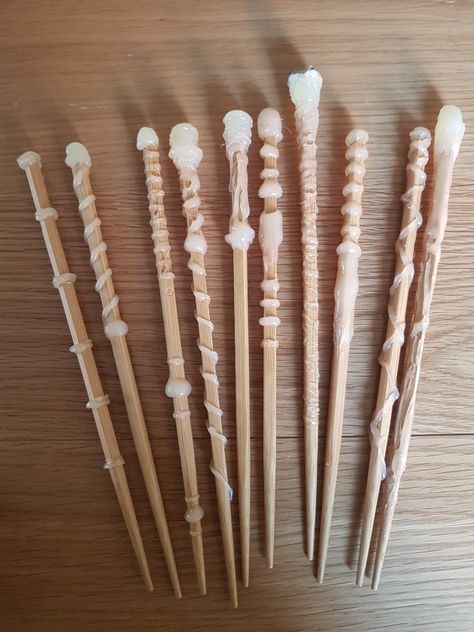 Harry Potter Chopstick Wands, Harry Potter Cricut Projects Birthday, Diy Harry Potter Wands Easy, Harry Potter Wands Diy Hot Glue, Harry Potter Wand Craft, Diy Halloween Decorations Harry Potter, Diy Room Decor Harry Potter, Birthday Harry Potter Ideas, Harry Potter Decor Christmas