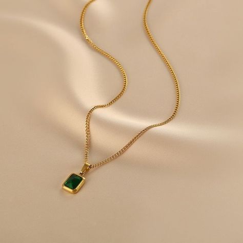 Funky Gold Necklace, Designer Gold Jewellery, Simple Pendant Design, Simple Gold Necklace Designs, Gold Simple Necklace, Emerald Gold Necklace, Gold Pendant Designs, Pendent Design, Gold Emerald Necklace