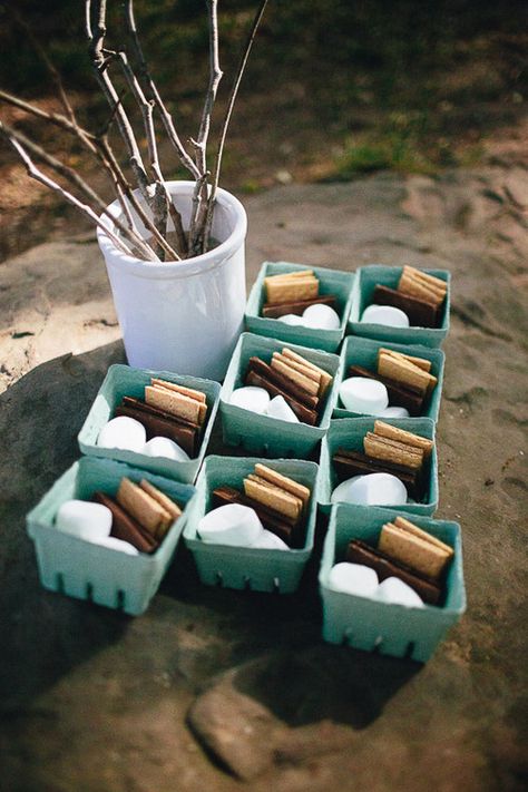 Smore Set Up Family Smore Night, Smore Wedding Station, Smores Bar Bachelorette Party, Campfire Set Up Ideas, Bonfire Rehearsal Dinner, S’mores Set Up, Smores Set Up, Fall Decorations Party, Smores Wedding Bar