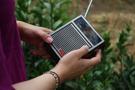 How to Make a Homemade Spirit Box - Paranormal School Paranormal Investigation Equipment, Penyiar Radio, Paranormal Equipment, Ghost Box, Ghost Hunting Equipment, Spirit Signs, Emergency Radio, Spirit Communication, Ghost Diy