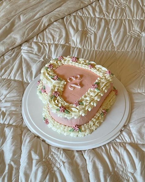 My friends should probably just open up a bakery at this point Birthday Cake For Friend, Cake Boxes Diy, Girls Picnic, Friends Birthday Cake, Boxes Diy, Cake Boxes, Heart Shaped Cakes, 17th Birthday, Themed Events