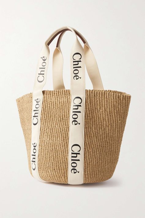 Sac à main en raphia à finitions en cuir Woody Large CHLOÉ pour femme | NET-A-PORTER Raffia Basket, Chloe Shoulder Bag, Basket Tote, Woven Raffia, Raffia Bag, Crossbody Bag Women, Printed Canvas, Basket Bag, Chloe Bag