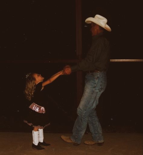 Country Aesthetic Family, Future Country Family Goals, Country Future Goals, Good Dad Aesthetic, Southern Family Aesthetic, Cute Country Family, Country Life Aesthetic Family, Country Mom Aesthetic, Dads Aesthetic