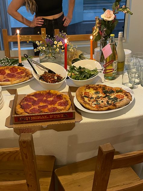 Birthday Dinner Party Inside, Dinner Idea For Friends, Summer Dinner Aesthetic Friends, Gen Z Dinner Party, Pizza Birthday Party Aesthetic, Outdoor Pizza Party Ideas, Girl Dinner Ideas Aesthetic, Apartment Dinner Party Aesthetic, Pizza Dinner Party Table