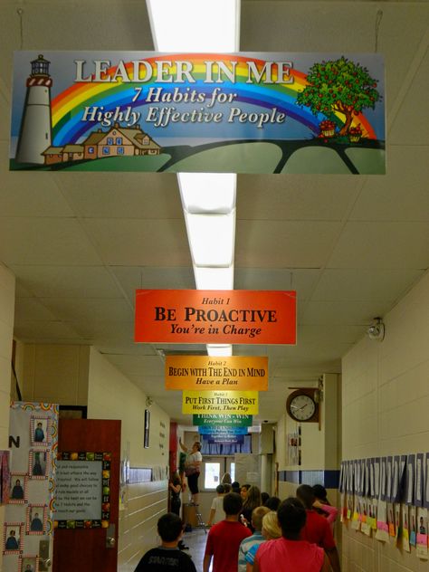 School Corridor Hanging Decoration Ideas, Hangings For School Corridor, Leadership Decorations, Middle School Hallway Decorating Ideas, School Entryway Ideas Elementary, School Hallway Decorations Elementary, Elementary School Hallway, College Hallway, College Corridor