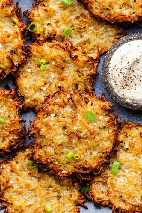 baked vegan latkes close up Baked Latkes, Vegan Latkes, Veggie Lunches, Chanukah Recipes, Moroccan Salad, Lazy Cat Kitchen, Baking Vegan, Baked Gnocchi, Cat Kitchen