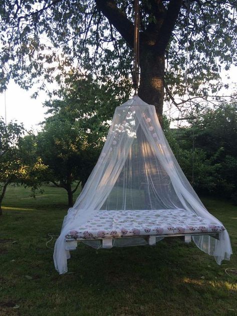 Outside Hanging Bed, Hanging Outdoor Bed, Outside Bed, Bed Outside, Vogue House, Outdoor Hanging Bed, Backyard Tent, Home Design Architecture, Hanging Beds