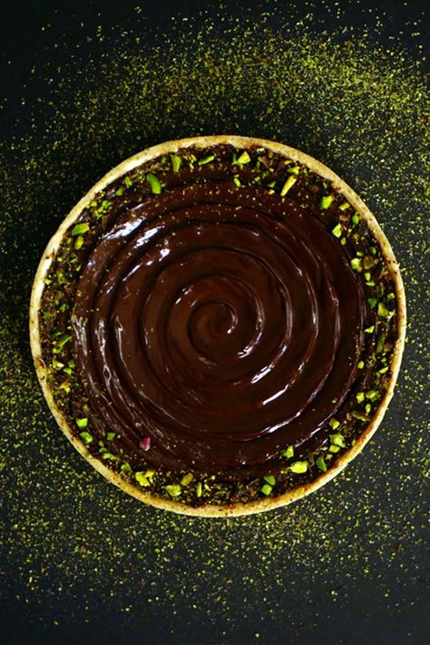 Chocolate Pistachio Tart Chocolate Pistachio Tart, Gingerbread Chocolate Tart, Pistachio Pie, Chocolate Tart Recipe, Pistachio Tart, Chocolate Fruit Cake, Decor Tort, Desserts Faciles, Pistachio Dessert