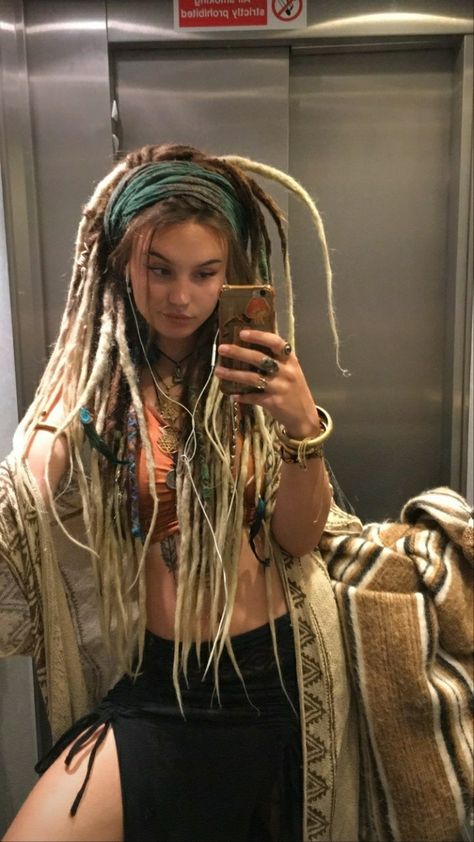 Dreads Styles For White Women, Dredy Hair Girl, Dread Updos For Women, Dreads White Woman, White People With Dreads, Veil Short Hair, Wedding Hairstyles Down With Veil, Half Head Dreads, Dreads Aesthetic