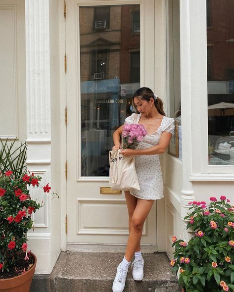 White Sundress Outfit, Flowery Outfits, Europe Summer Outfits, Amsterdam Outfit, Rome Outfits, Sundress Outfit, Europe 2024, Shooting Ideas, Spring Trends Outfits