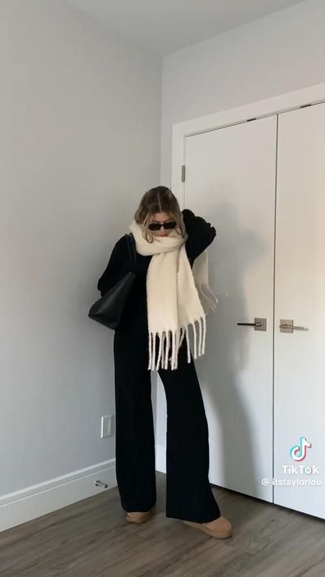 Outfit For Pregnant Women Winter, Scarf And Boots Outfits, Winter Outfits For The Snow, Outfit Ideas Autumn Winter 2024, Winter Outfits Uggs Leggings, Lululemon Flares Outfit, School Outfits With Boots, Cute Winter Outfits For Cold Weather, Outfits For Cold Winter