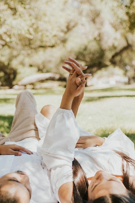 Pre Nup Shoot Ideas Forest, Clothesline Couples Photoshoot, White Sheet Photoshoot Outside Couple, Dreamy Photography Couple, Rustic Engagement Photos Ideas, Maternity Photography Picnic, Picnic Pregnancy Photoshoot, Engagement Photo Ideas Summer, Prewedding Piknik