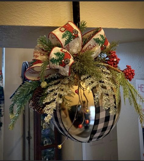 Christmas Stairs Decorations, Holiday Baubles, Large Christmas Ornaments, Fancy Christmas Ornaments, Tree Decoration Ideas, Pretty Christmas Decorations, Front Door Christmas Decorations, Christmas Decorations Diy Crafts, Christmas Decorations Cheap