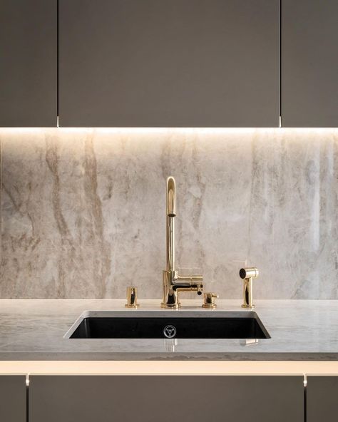 KITCHENS BY PAUL on Instagram: “Dekton Arga, we love it! 🌟, photo by @kronfoto #KitchensByPaul #PaulBadran” Серая Кухня, Condo Kitchen, Beige Kitchen, Stone Kitchen, Kitchen Models, Kitchen Room Design, Kitchen Inspiration Design, Kitchen Marble, Apartment Interior