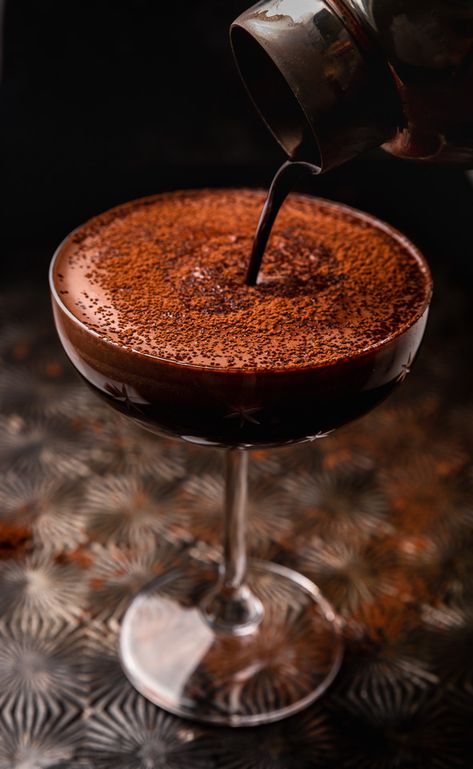 Chocolate Martini Aesthetic, Dark Chocolate Martini, Cocoa Cocktail, Espresso Martini Garnish, Chocolate Bitters Recipe, Interesting Cocktails, Drinking Chocolate, Dessert Cocktails, Chocolate Cocktail Recipes