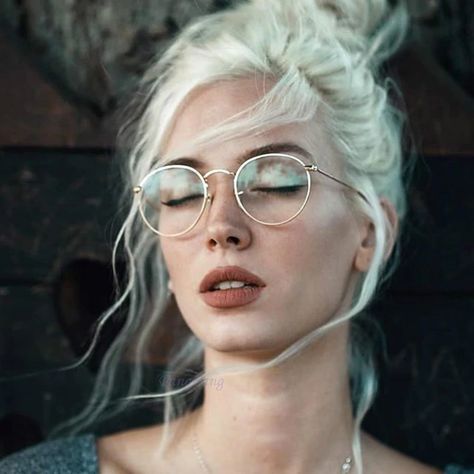 Hair And Glasses, Gold Eyeglasses, Round Glasses Frames, Sunglasses Women Vintage, Metal Glasses, Vintage Flats, Round Glasses, Wearing Glasses, Metal Sunglasses