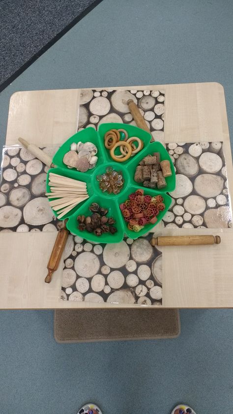 Natural objects with play dough Play Dough Table Ideas, Playdough Enhancements Eyfs, Play Dough Table, Playdough Area, Playdough Table, Playdough Station, Clay Table, Tuff Tray Ideas Toddlers, Clay Activity