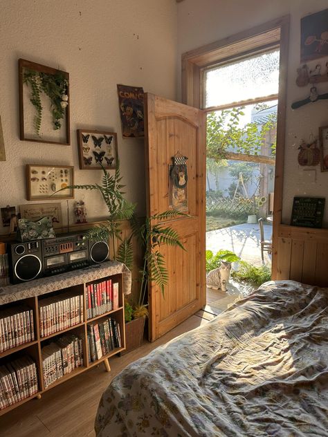 Ghibli Home Aesthetic, Ghibli Interior Design, Granola House Aesthetic, Studio Ghibli House, Maxamilist House, Granola Bedroom, Indie House, Nature Home Decor, Natural Home Decor