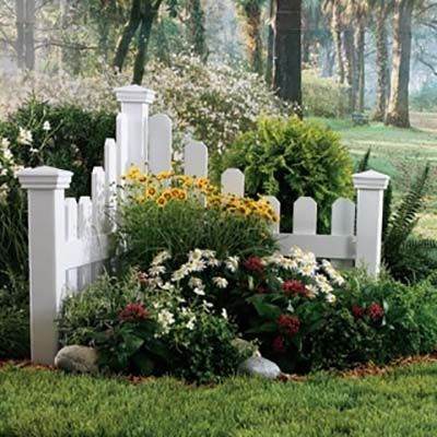 Landscaping A Corner Area, Corner Fence Garden, Corner Picket Fence Ideas, Landscape Corner Of Yard, Corner Landscape Ideas, Street Corner Landscaping Ideas, Corner Fence Ideas, Corner Fence Landscaping, White Picket Fence Front Yard