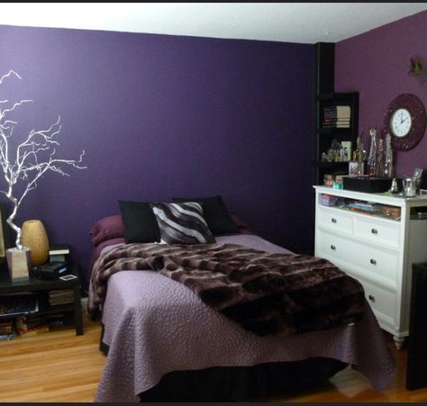 Bedroom Purple And Black, Bedroom Inspirations Teenage Girl, Gray And Purple Bedroom Ideas, Purple Room Ideas Bedrooms, Purple Bedroom Ideas For Teens, Black And Purple Gothic Bedroom, Room Teen Girl, Purple Room Ideas, Purple And Black Goth Bedroom