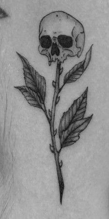 Skull Plant Tattoo, Dead Rose Tattoo, Skull Tattoo Flowers, Flor Tattoo, Gothic Tattoos, Latest Tattoo Design, Horoscope Tattoos, Cool Tattoo Drawings, Plant Tattoo