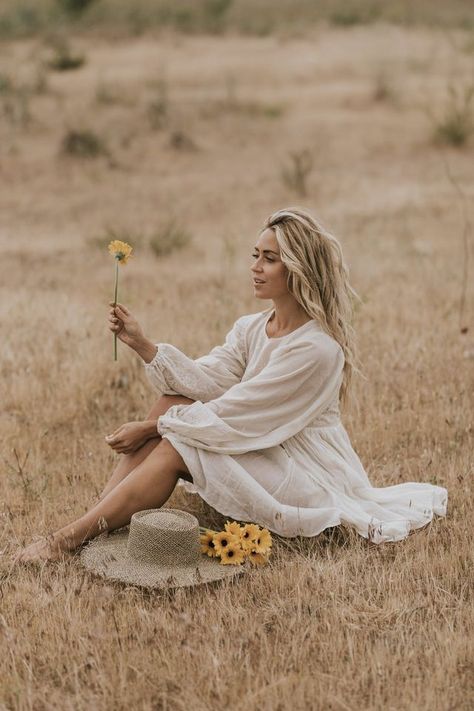 Boho. Boho Photoshoot, Senior Photo Outfits, Spring Photoshoot, Shotting Photo, Photographie Portrait Inspiration, Senior Picture Outfits, Summer Photoshoot, Senior Pic Ideas, Model Pose