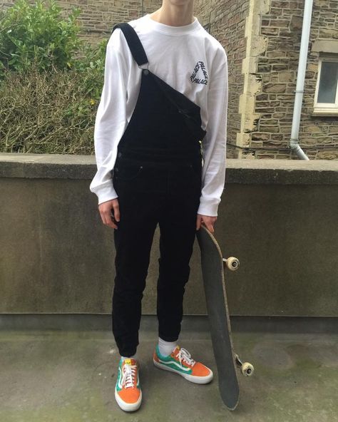 the "if you were into skate clothes since a kid" inspo album. - Album on Imgur Overall Fits Men, Mens Overalls Outfits Aesthetic, Skater Clothes Guy, Mens Skater Fashion, Skater Biys, Guys Wearing Overalls, Look Grunge, Teen Boy Fashion, Street Fashion